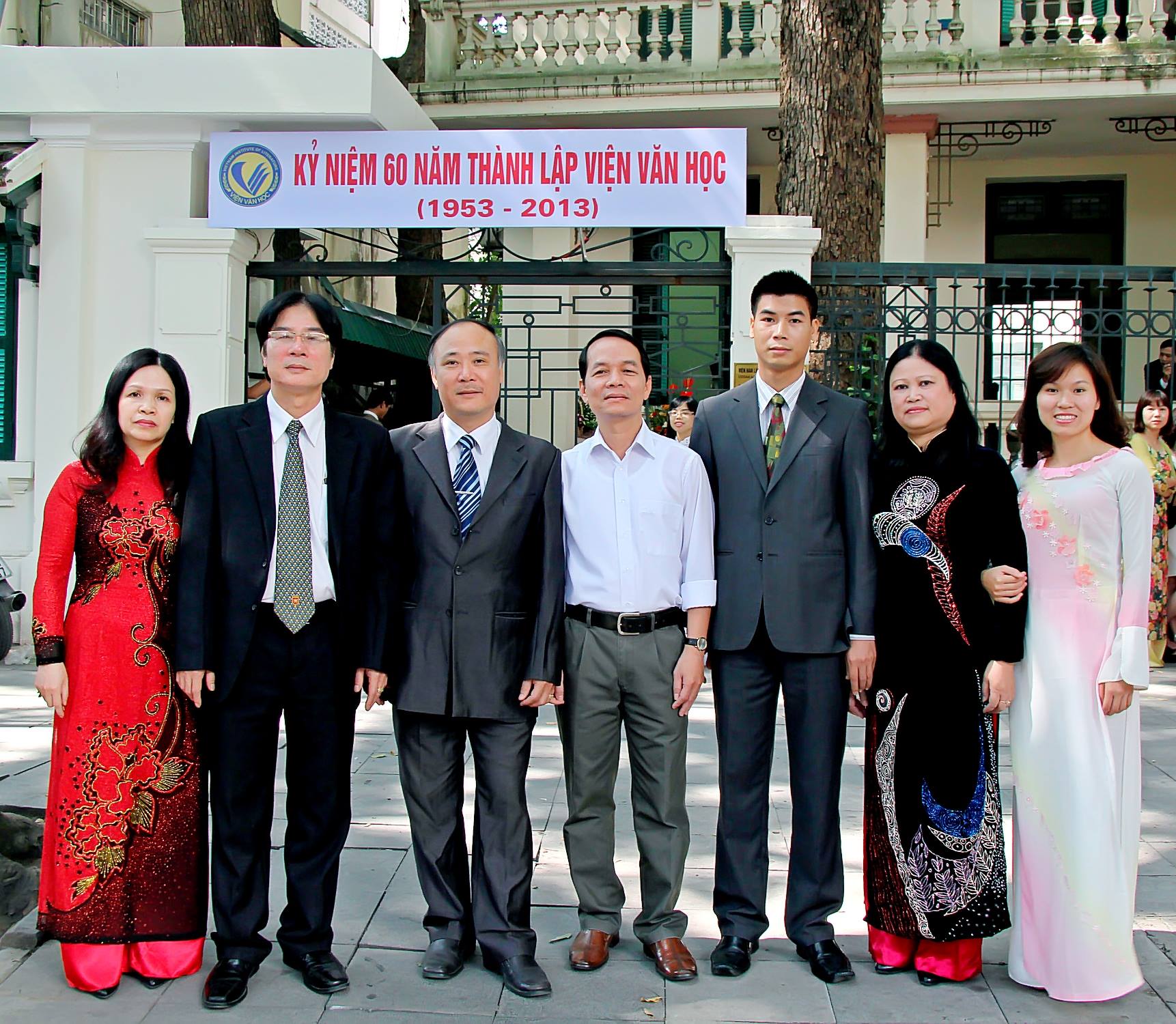 Các cán bộ hiện công tác tại Phòng Tạp chí Nghiên cứu văn học (20/11/2013)
